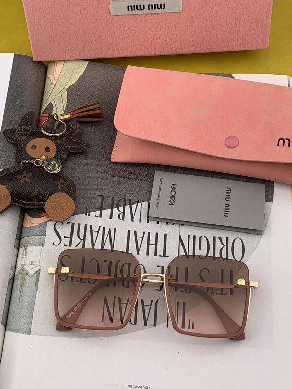 [miumiu polarized]   new   fashionable and elegant sunglasses for women Sunglasses   to create a calm frame, the classic version of the combination of the new creative   inadvertently radiate a superb and extraordinary l