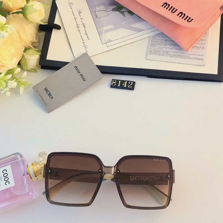 miumiu2024 new square large frame lightweight luxury wind senior sense of ladies sunglasses Xiaohongshu fashion street shooting tide models sunglasses