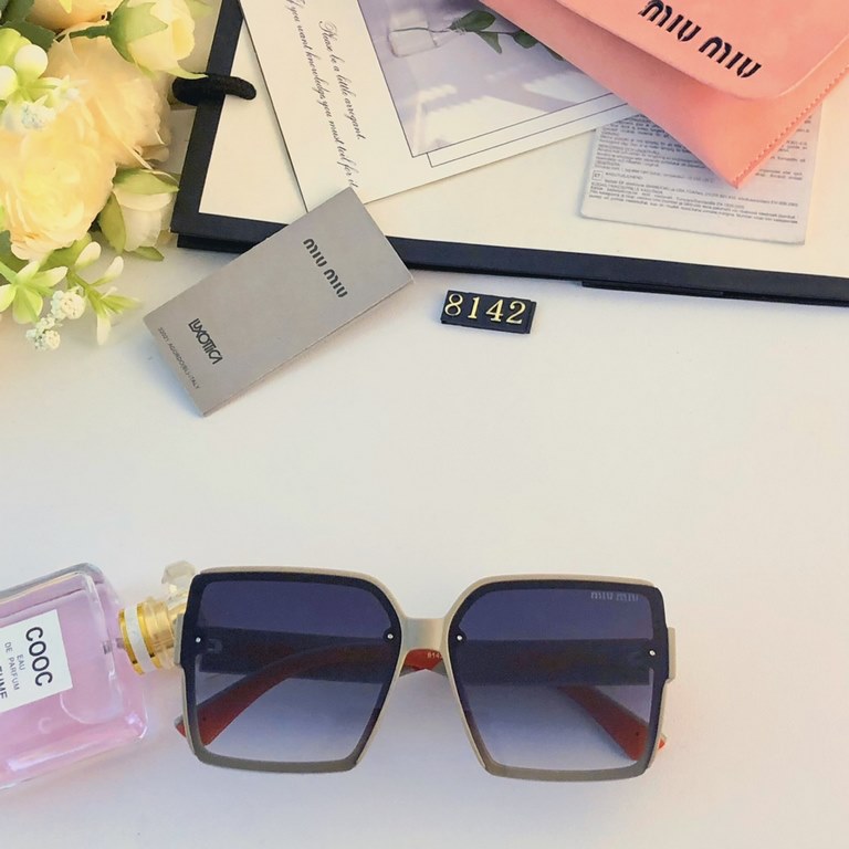 miumiu2024 new square large frame lightweight luxury wind senior sense of ladies sunglasses Xiaohongshu fashion street shooting tide models sunglasses