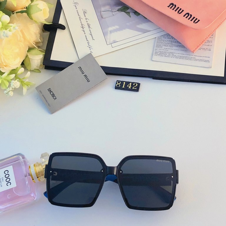 miumiu2024 new square large frame lightweight luxury wind senior sense of ladies sunglasses Xiaohongshu fashion street shooting tide models sunglasses