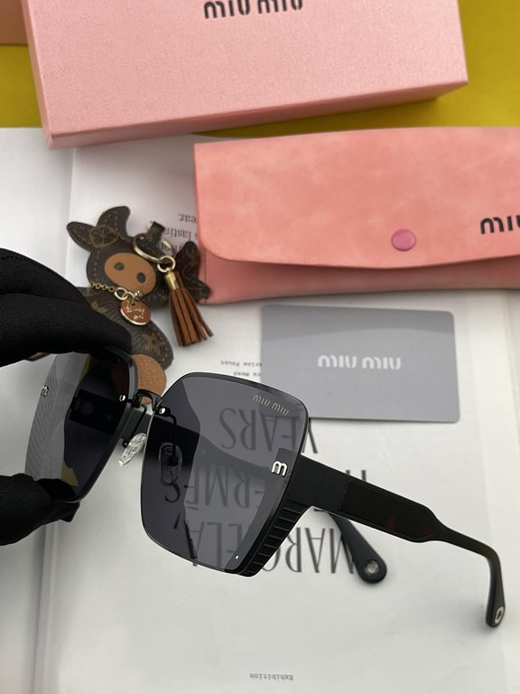 MIUMIU  Miu Miu    2023 spring new models   shiny new models bright debut     sunglasses tide fine personality design simple fashion counter quality worth having absolutely tide explosion Enhance the personal taste of th