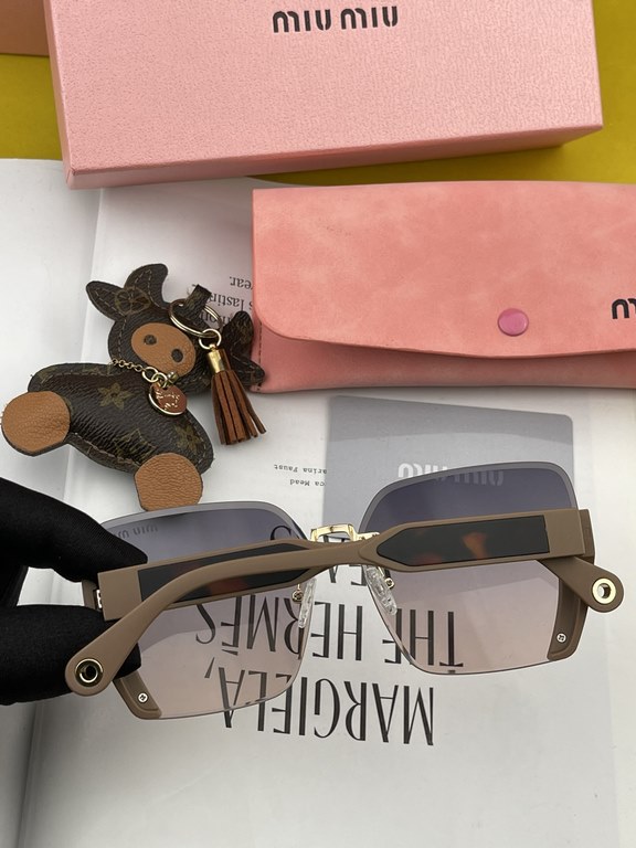 MIUMIU  Miu Miu    2023 spring new models   shiny new models bright debut     sunglasses tide fine personality design simple fashion counter quality worth having absolutely tide explosion Enhance the personal taste of th