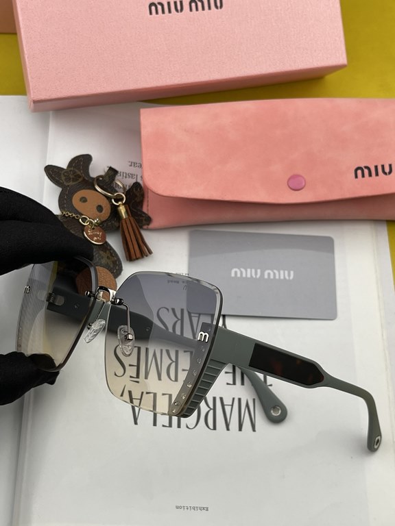 MIUMIU  Miu Miu    2023 spring new models   shiny new models bright debut     sunglasses tide fine personality design simple fashion counter quality worth having absolutely tide explosion Enhance the personal taste of th