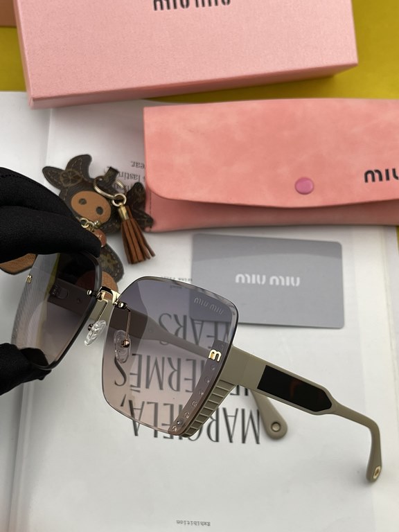 MIUMIU  Miu Miu    2023 spring new models   shiny new models bright debut     sunglasses tide fine personality design simple fashion counter quality worth having absolutely tide explosion Enhance the personal taste of th