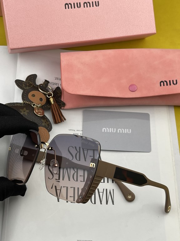 MIUMIU  Miu Miu    2023 spring new models   shiny new models bright debut     sunglasses tide fine personality design simple fashion counter quality worth having absolutely tide explosion Enhance the personal taste of th