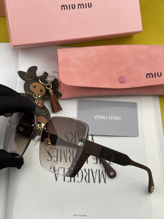 MIUMIU  Miu Miu    2023 spring new models   shiny new models bright debut     sunglasses tide fine personality design simple fashion counter quality worth having absolutely tide explosion Enhance the personal taste of th