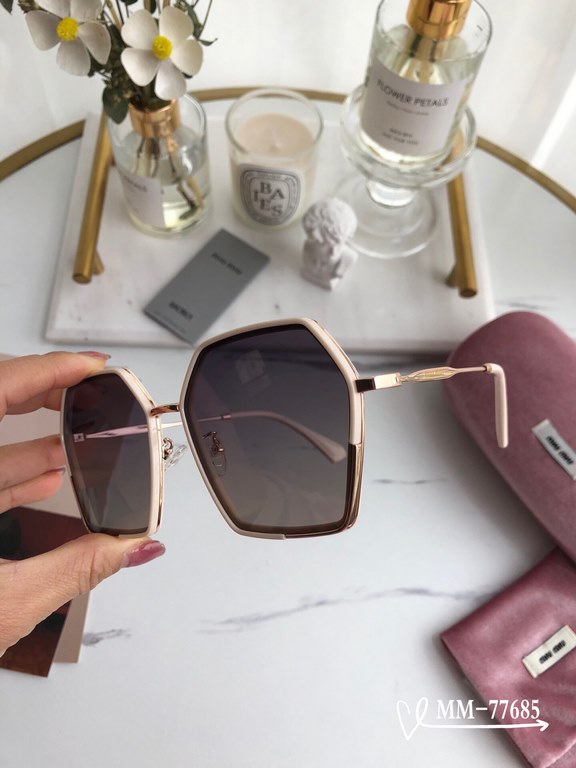 . [miu miu-miumiu] . [Polaroid Resin Polarized Lenses] . [TR90 frames are lightweight and comfortable to wear]  . . [size 59-16-140,]. . [Original sealed packaging    2022 new sunglasses to reduce the burden of glare, bl