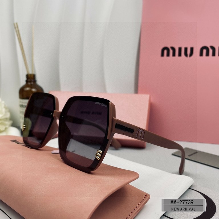 . [Italian fallacy-miumiu] . [Polaroid Resin Polarized Lenses]  . . [TR90 frames are lightweight and comfortable to wear]  . . [size 63-16-147, ] . [  new  sunglasses to reduce the burden of glare, blocking harmful light