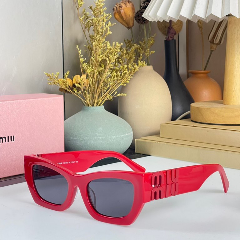 The original MIUMIU sunglasses are salty and sweet!!!! Love it so much!How can beautiful women not have a pair of good-looking sunglassesThis style of sunglasses is really nice!The miumiulogo on both sides is very chic!T