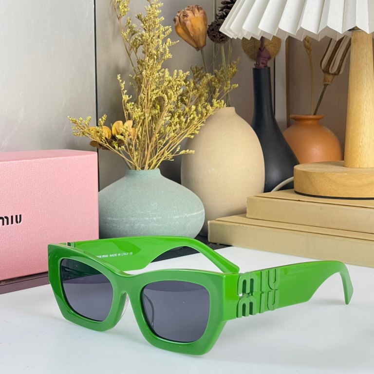 The original MIUMIU sunglasses are salty and sweet!!!! Love it so much!How can beautiful women not have a pair of good-looking sunglassesThis style of sunglasses is really nice!The miumiulogo on both sides is very chic!T