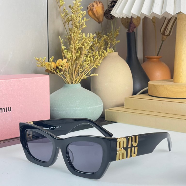 The original MIUMIU sunglasses are salty and sweet!!!! Love it so much!How can beautiful women not have a pair of good-looking sunglassesThis style of sunglasses is really nice!The miumiulogo on both sides is very chic!T