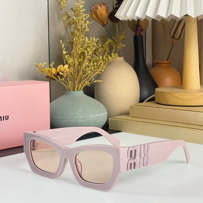 The original MIUMIU sunglasses are salty and sweet!!!! Love it so much!How can beautiful women not have a pair of good-looking sunglassesThis style of sunglasses is really nice!The miumiulogo on both sides is very chic!T