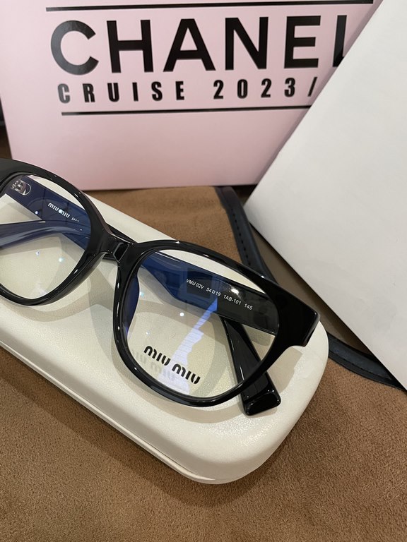 miu family hanging again!What about the new products that are always in my heart Hundreds of vegetarian black frame Both retro and fashionable sense of invincible face cover face shape!