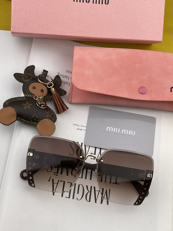 MIUMIU  Miu Miu    2023 spring new models   shiny new models bright debut     sunglasses tide fine personality design simple fashion counter quality worth having absolutely tide explosion Enhance the personal taste of th