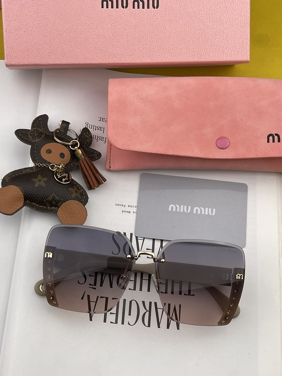 MIUMIU  Miu Miu    2023 spring new models   shiny new models bright debut     sunglasses tide fine personality design simple fashion counter quality worth having absolutely tide explosion Enhance the personal taste of th