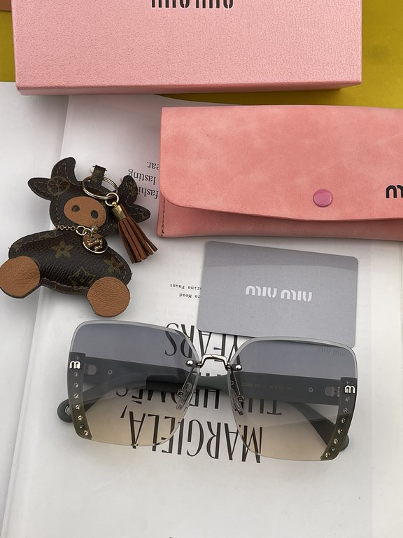 MIUMIU  Miu Miu    2023 spring new models   shiny new models bright debut     sunglasses tide fine personality design simple fashion counter quality worth having absolutely tide explosion Enhance the personal taste of th