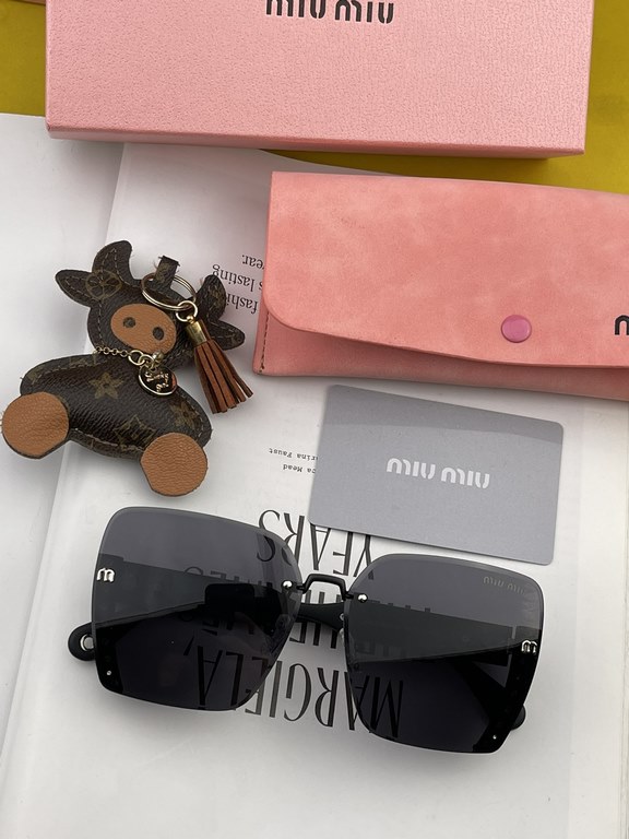 MIUMIU  Miu Miu    2023 spring new models   shiny new models bright debut     sunglasses tide fine personality design simple fashion counter quality worth having absolutely tide explosion Enhance the personal taste of th