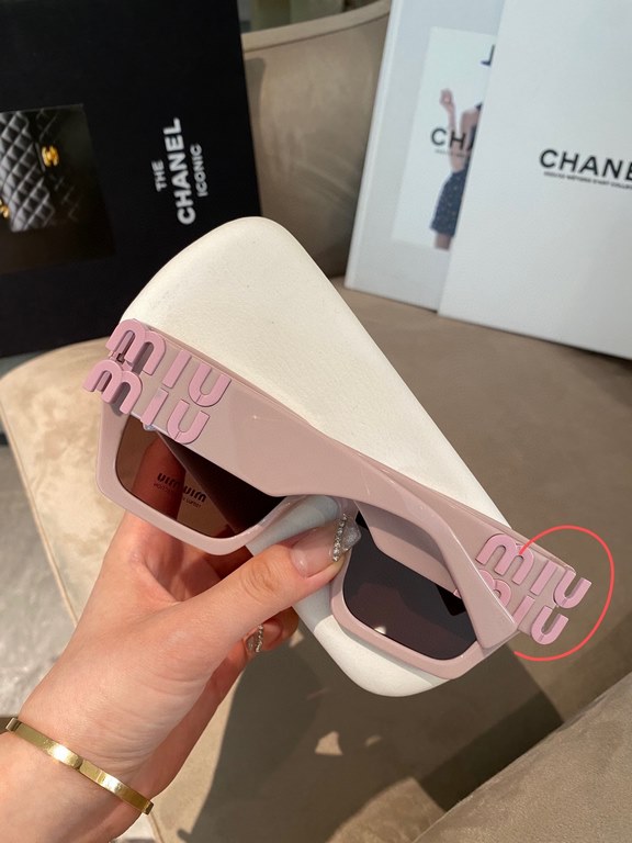 first batch of high edition non-market logo broken sectionMIUMIU Fallacy Square SunglassesSweet and cool new geometric sense of fashionable sense upBig face round face bb rushed Shade sunscreen steady  SMU07WS SIEZE 52 m