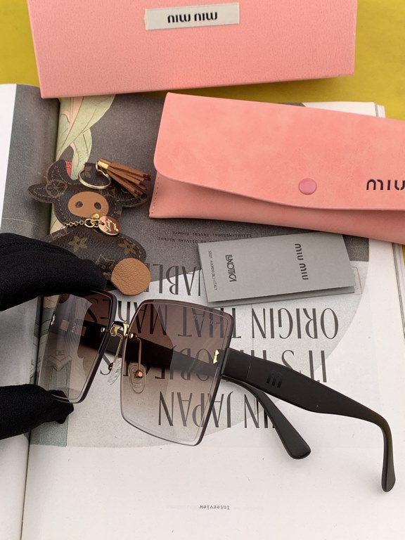 MIUMIU  Miu Miu    2022 spring new models   shiny new models bright debut     sunglasses tide fine personality design simple fashion counter quality worth having absolutely tide explosion Enhance the personal taste of th