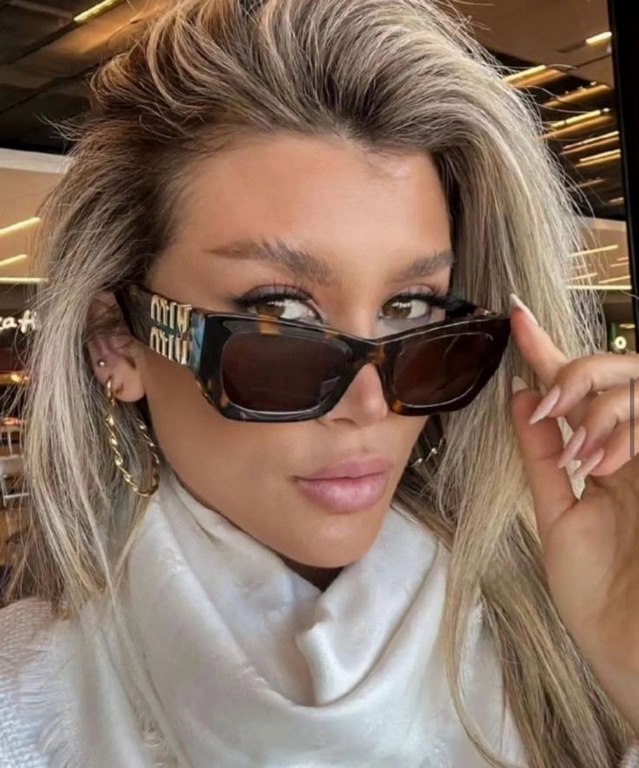 MIUMIU sunglasses are salty and sweet!!!! Love it so much!How can beautiful women not have a pair of good-looking sunglassesThis style of sunglasses is really nice!The miumiulogo on both sides is very chic!The shape is a