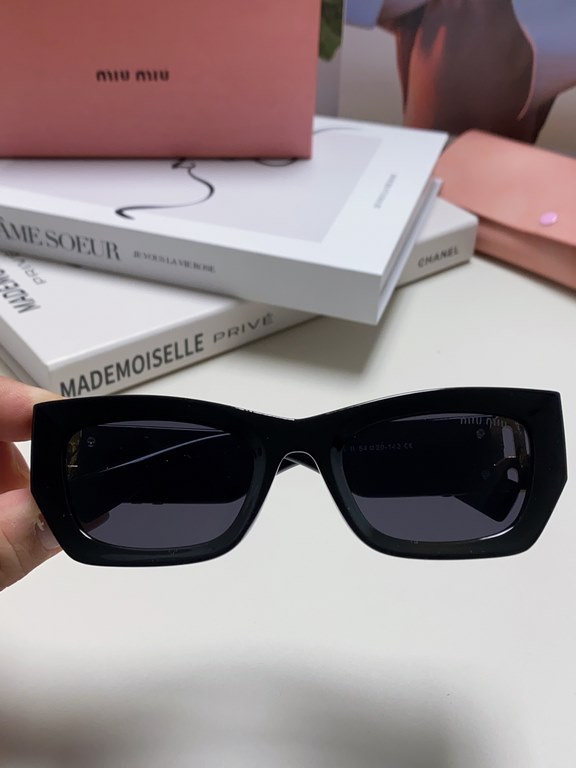 MIUMIU sunglasses are salty and sweet!!!! Love it so much!How can beautiful women not have a pair of good-looking sunglassesThis style of sunglasses is really nice!The miumiulogo on both sides is very chic!The shape is a