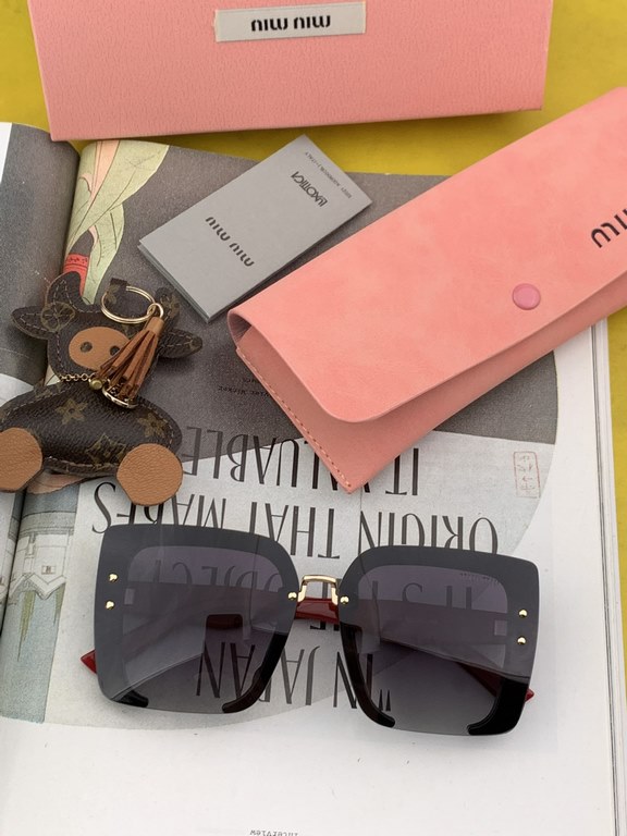 MIUMIU  Miu Miu    2022 spring new models   shiny new models bright debut     sunglasses tide fine personality design simple fashion counter quality worth having absolutely tide explosion Enhance the personal taste of th