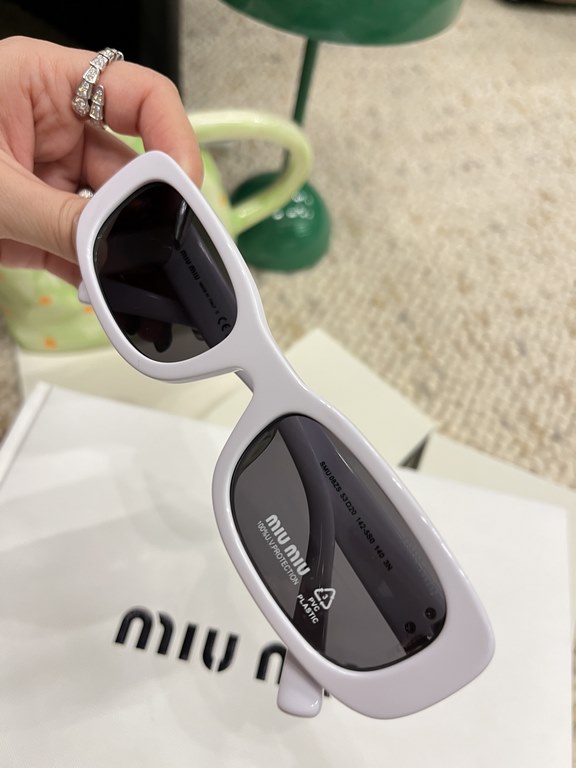 Today's collection of miumiu girls  SMU 08ZS] Drill leg bling bling~!Super cool small square sunglasses