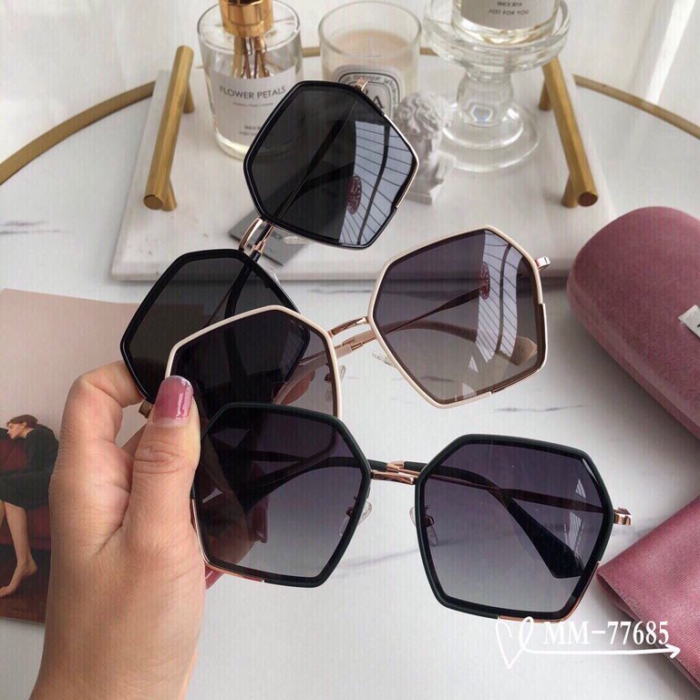 . [miu miu-miumiu] . [Polaroid Resin Polarized Lenses] . [TR90 frames are lightweight and comfortable to wear]  . . [size 59-16-140,]. . [Original sealed packaging    2022 new sunglasses to reduce the burden of glare, bl