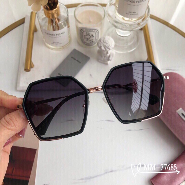 . [miu miu-miumiu] . [Polaroid Resin Polarized Lenses] . [TR90 frames are lightweight and comfortable to wear]  . . [size 59-16-140,]. . [Original sealed packaging    2022 new sunglasses to reduce the burden of glare, bl