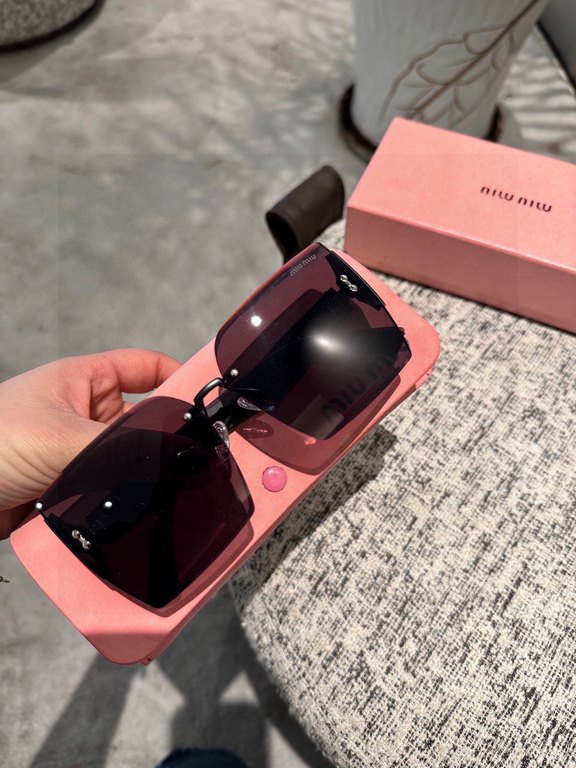 Pmiumiu [tr polarized series].2024 New Polarized Sunglasses Style Multi .The classic square frame design is not picky about face shape, and it is very elegant whether it is paired with a coat or a dress.Polarized Sunglas