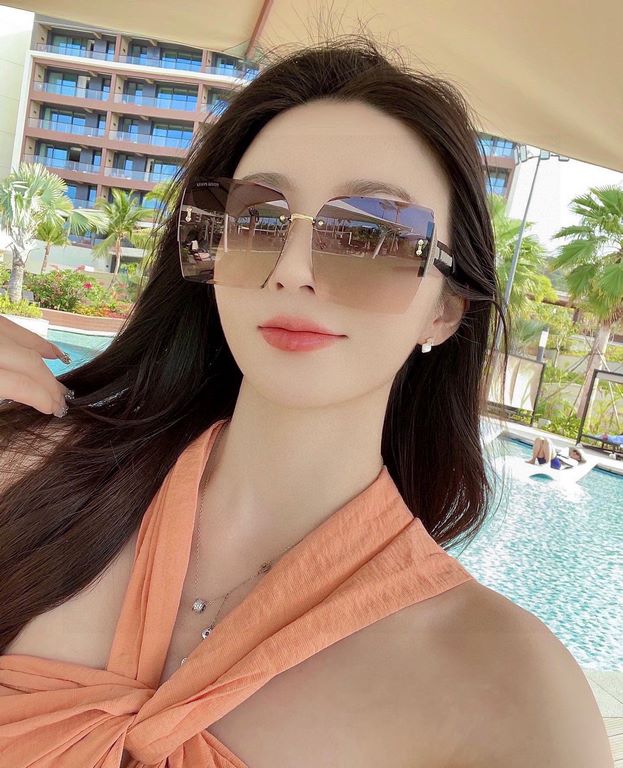 Pmiumiu [tr polarized series].2024 New Polarized Sunglasses Style Multi .The classic square frame design is not picky about face shape, and it is very elegant whether it is paired with a coat or a dress.Polarized Sunglas