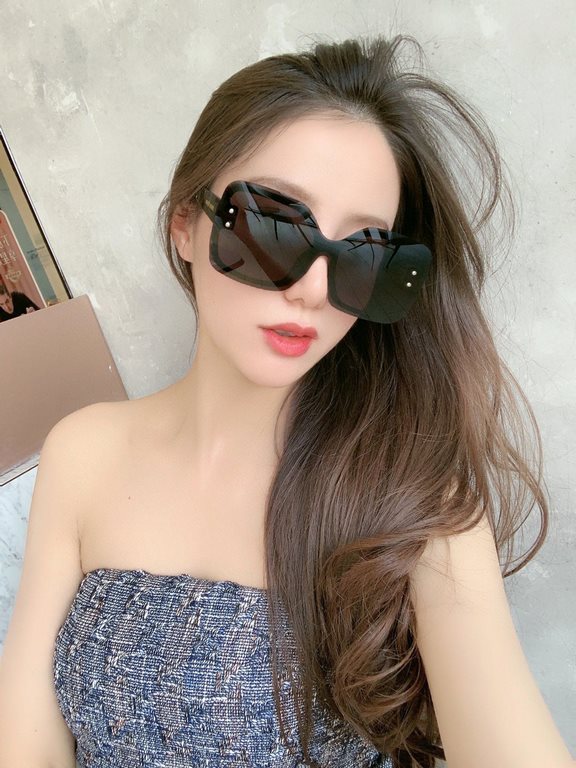 [miumiu polarized]  2022 new   fashionable and elegant sunglasses for women sunglasses   to create a calm frame, the classic version of the combination of the new creative   inadvertently radiate a superb and extraordina