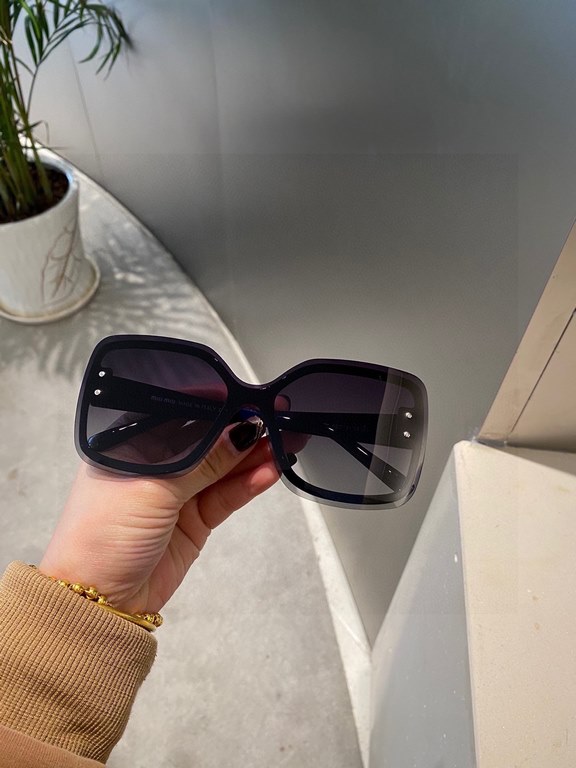 [miumiu polarized]  2022 new   fashionable and elegant sunglasses for women sunglasses   to create a calm frame, the classic version of the combination of the new creative   inadvertently radiate a superb and extraordina