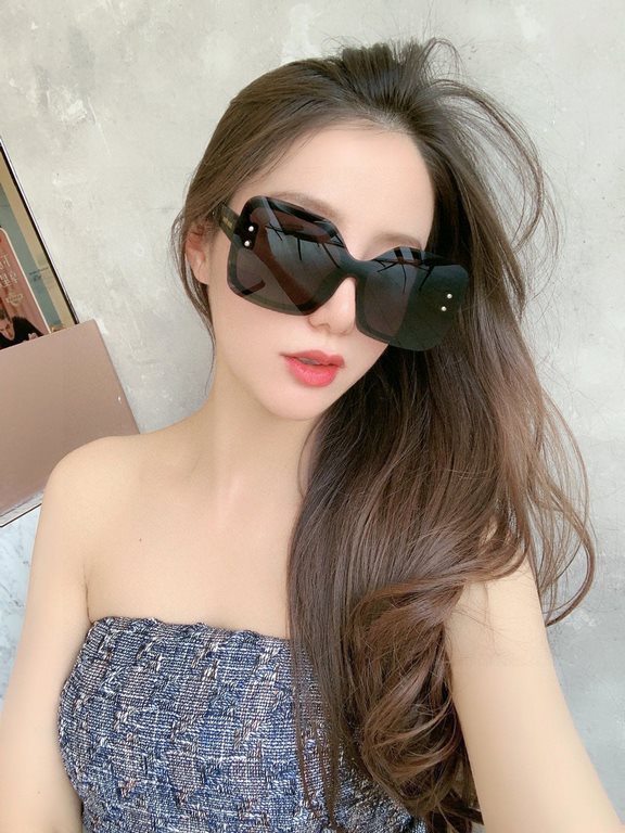 [miumiu polarized]  2022 new   fashionable and elegant sunglasses for women sunglasses   to create a calm frame, the classic version of the combination of the new creative   inadvertently radiate a superb and extraordina