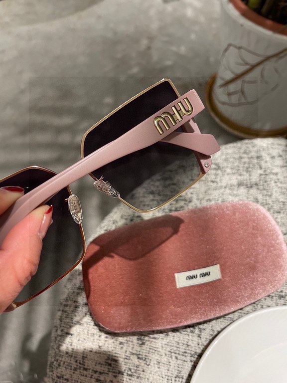 Pmiumiu [tr polarized series].2023 New Polarized Sunglasses Style Multi .The classic square frame design is not picky about face shape, and it is very elegant whether it is paired with a coat or a dress.Polarized Sunglas