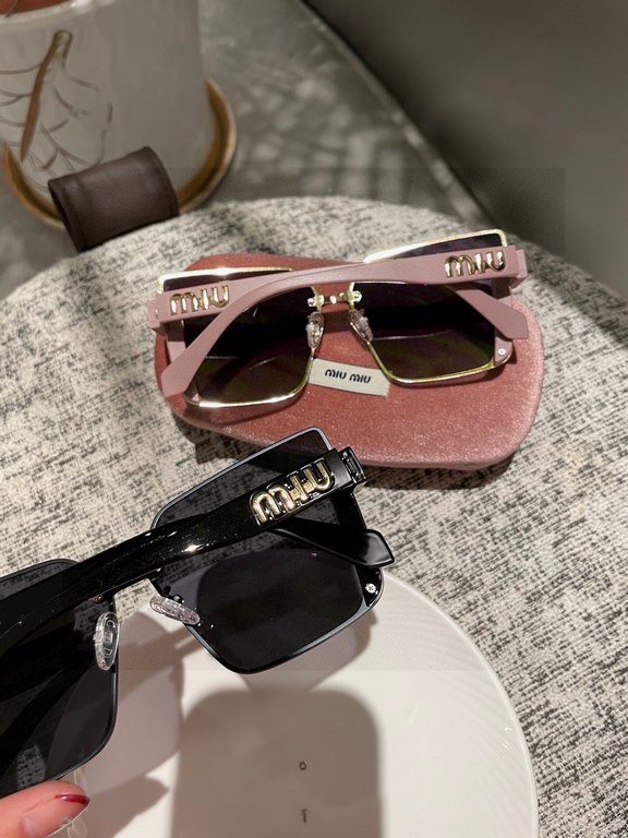 Pmiumiu [tr polarized series].2023 New Polarized Sunglasses Style Multi .The classic square frame design is not picky about face shape, and it is very elegant whether it is paired with a coat or a dress.Polarized Sunglas