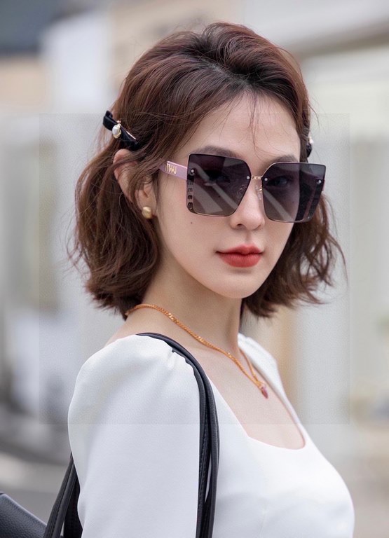 Pmiumiu [tr polarized series].2023 New Polarized Sunglasses Style Multi .The classic square frame design is not picky about face shape, and it is very elegant whether it is paired with a coat or a dress.Polarized Sunglas