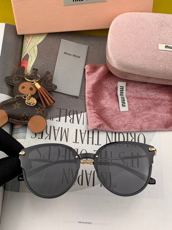 MIUMIU  Miu Miu    2023   shining new models bright debut   sunglasses tide products exquisite personality design simple fashion counter quality worth having absolute tide explosion Enhance the personal taste of the fash