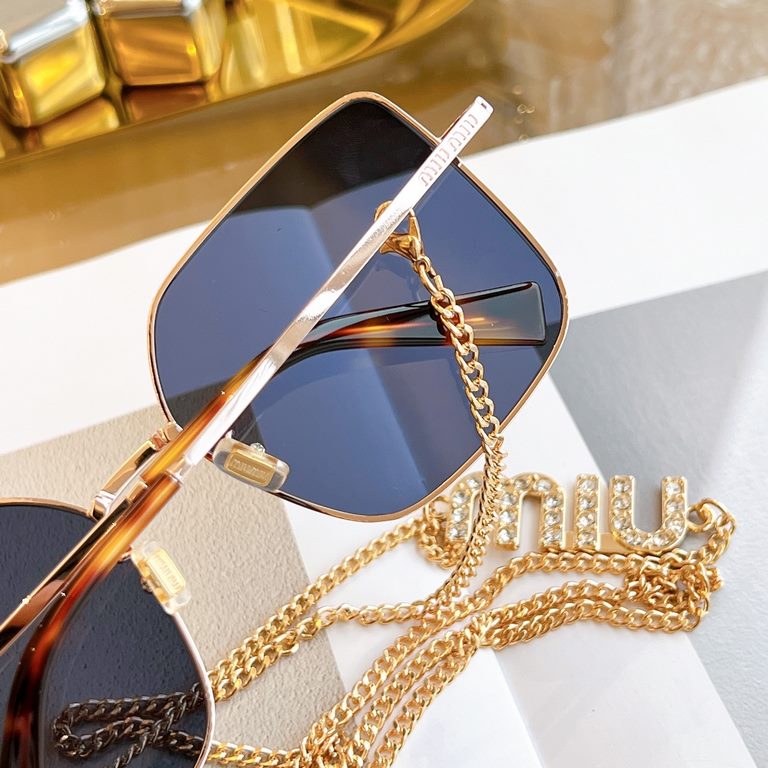 MIUMIU New Cutout Lens DesignsSMU51Y SIZE60-17-140Bezel logo around Detachable chain     Chain is sold separately.