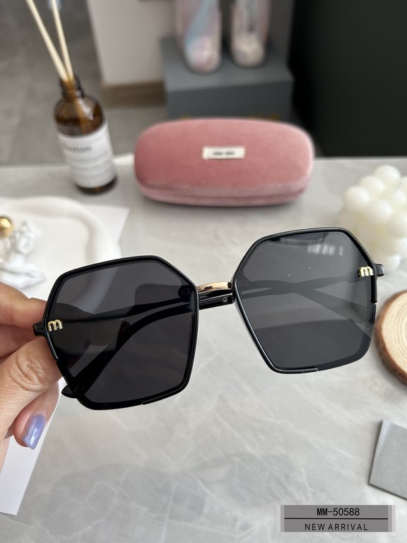 . [miu miu-miumiu] . [Polaroid Resin Polarized Lenses]  . . [Polaroid Resin Polarized Lenses] . [size 55-19-138,]. . [2022 new sunglasses to reduce the burden of glare, blocking harmful rays of radiation,   travel and to