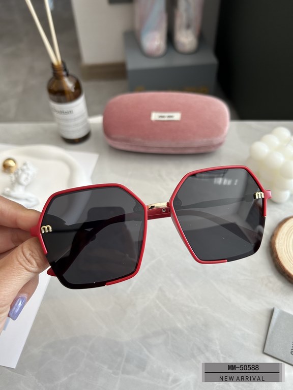 . [miu miu-miumiu] . [Polaroid Resin Polarized Lenses]  . . [Polaroid Resin Polarized Lenses] . [size 55-19-138,]. . [2022 new sunglasses to reduce the burden of glare, blocking harmful rays of radiation,   travel and to