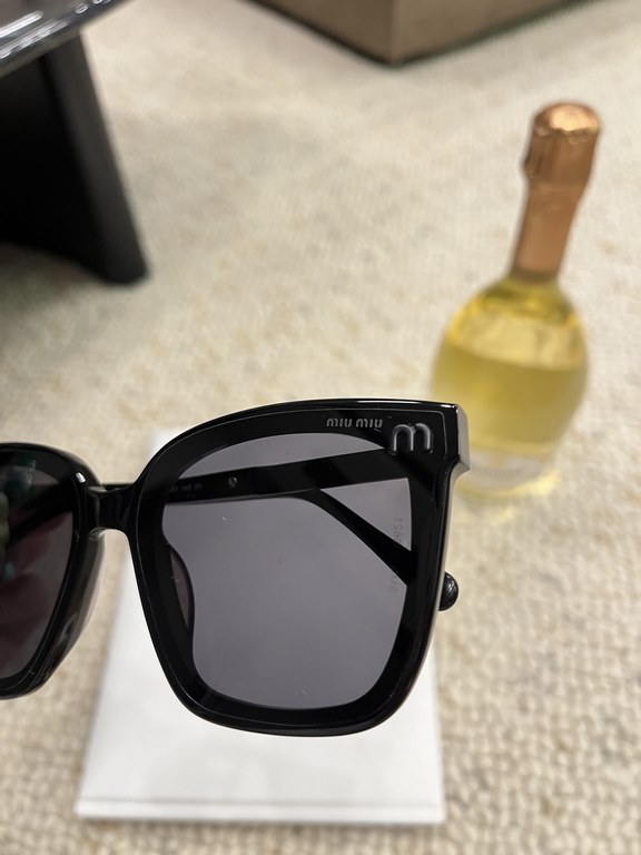 Miumiu 2024 on the new  Classic pop-up plate large square frame Versatile and not picky Summer travel must have sunscreen cover face Max ~