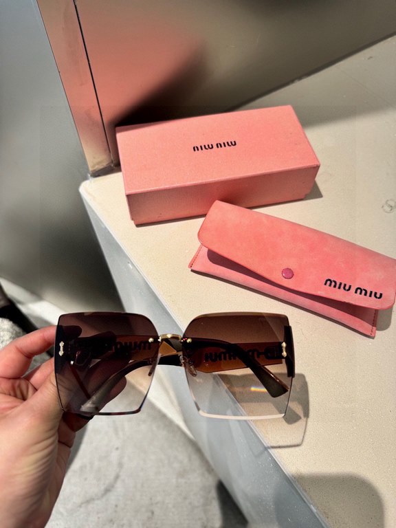 Pmiumiu [tr polarized series].2024 New Polarized Sunglasses Style Multi .The classic square frame design is not picky about face shape, and it is very elegant whether it is paired with a coat or a dress.Polarized Sunglas