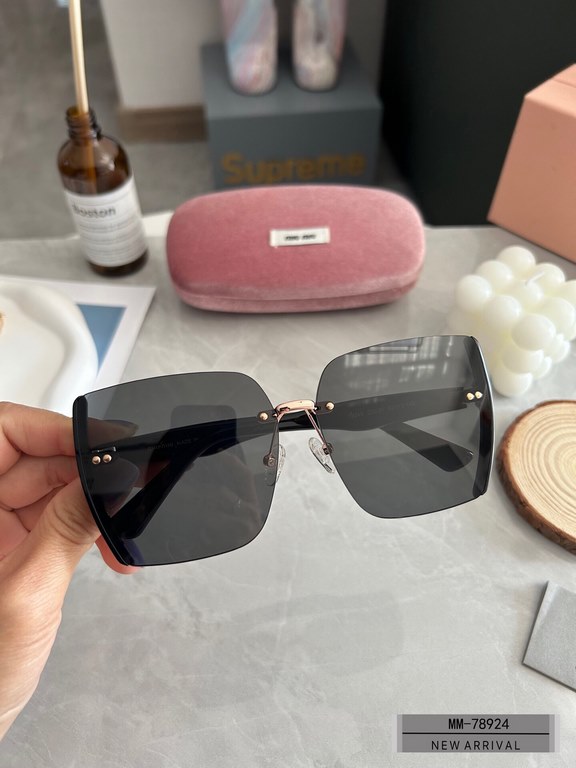 . [Italian fallacy-miumiu] . [Polaroid Resin Polarized Lenses]  . . [TR90 frames are lightweight and comfortable to wear]  . . [size 62-12-140, ] . [ Original sealed packaging 2023 new sunglasses reduce the burden of gla