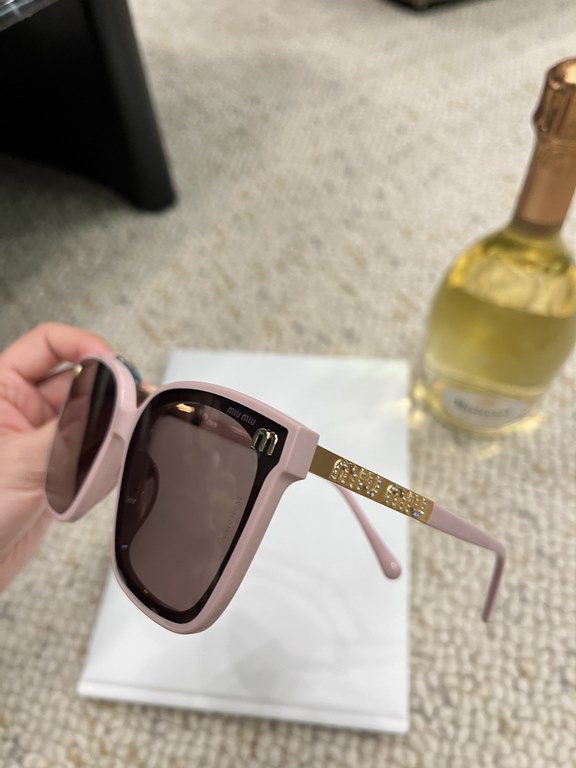 Miumiu 2024 on the new  Classic pop-up plate large square frame Versatile and not picky Summer travel must have sunscreen cover face Max ~