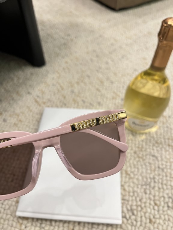 Miumiu 2024 on the new  Classic pop-up plate large square frame Versatile and not picky Summer travel must have sunscreen cover face Max ~