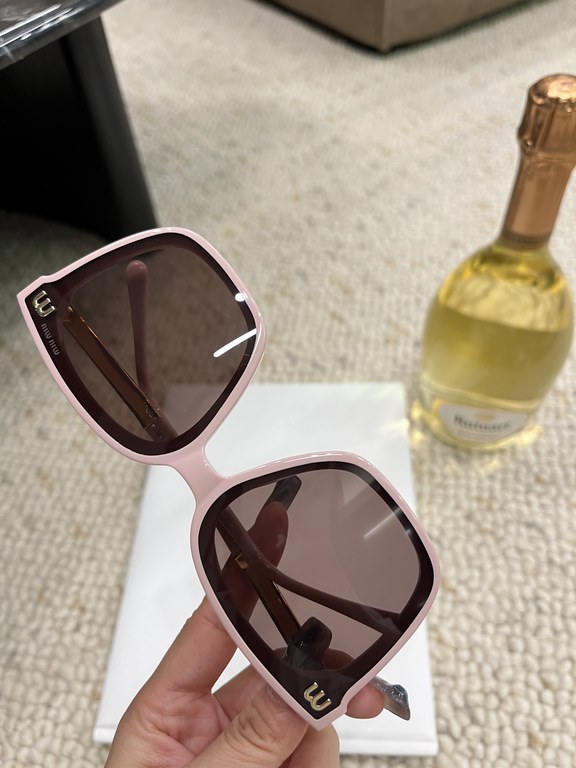 Miumiu 2024 on the new  Classic pop-up plate large square frame Versatile and not picky Summer travel must have sunscreen cover face Max ~