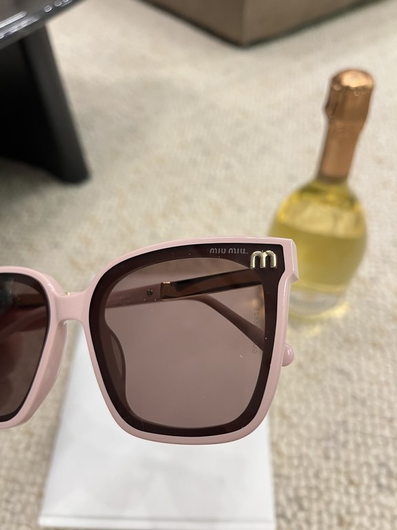 Miumiu 2024 on the new  Classic pop-up plate large square frame Versatile and not picky Summer travel must have sunscreen cover face Max ~