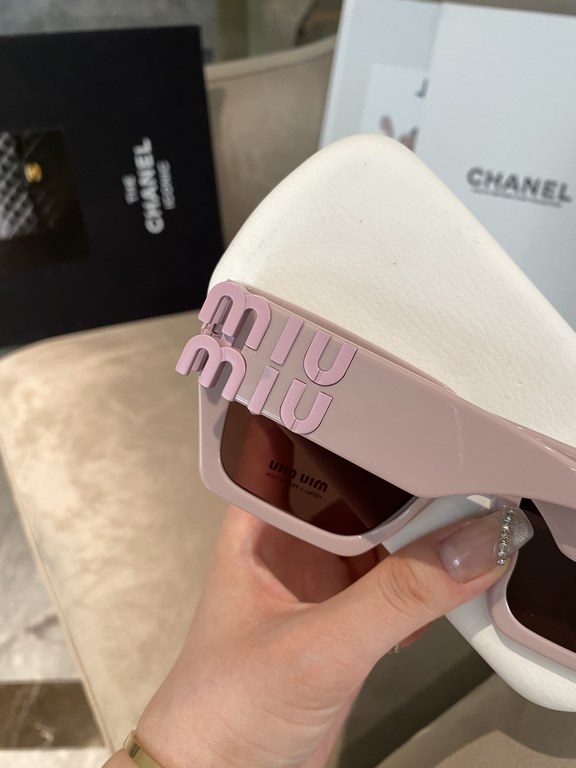 Qi color arrival ~ MIUMIU miu family square sunglasses  SMU07ws 52-19-135Sweet and cool new geometric sense of fashionable sense upBig face round face bb punch Shade sunscreen steady