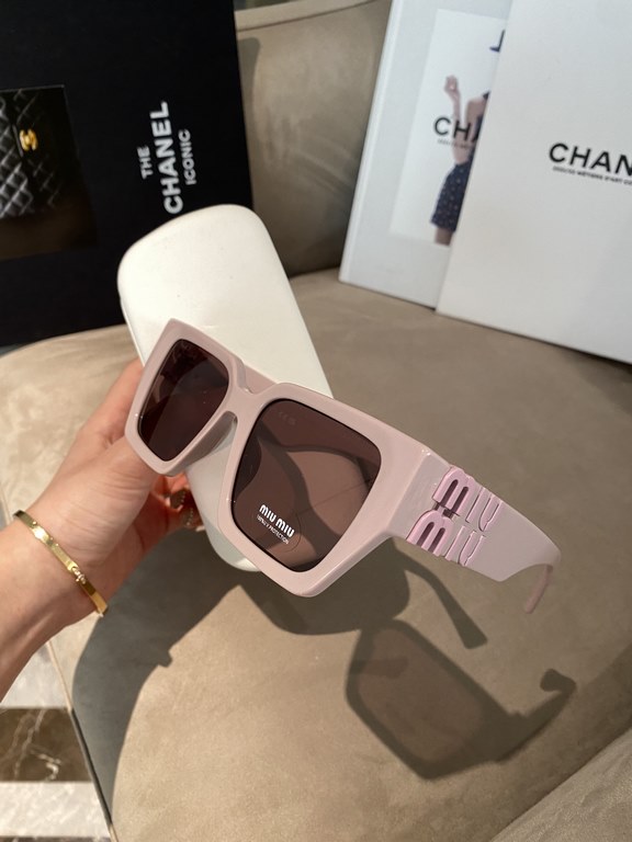 Qi color arrival ~ MIUMIU miu family square sunglasses  SMU07ws 52-19-135Sweet and cool new geometric sense of fashionable sense upBig face round face bb punch Shade sunscreen steady